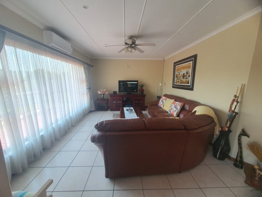 To Let 5 Bedroom Property for Rent in Beacon Bay Eastern Cape